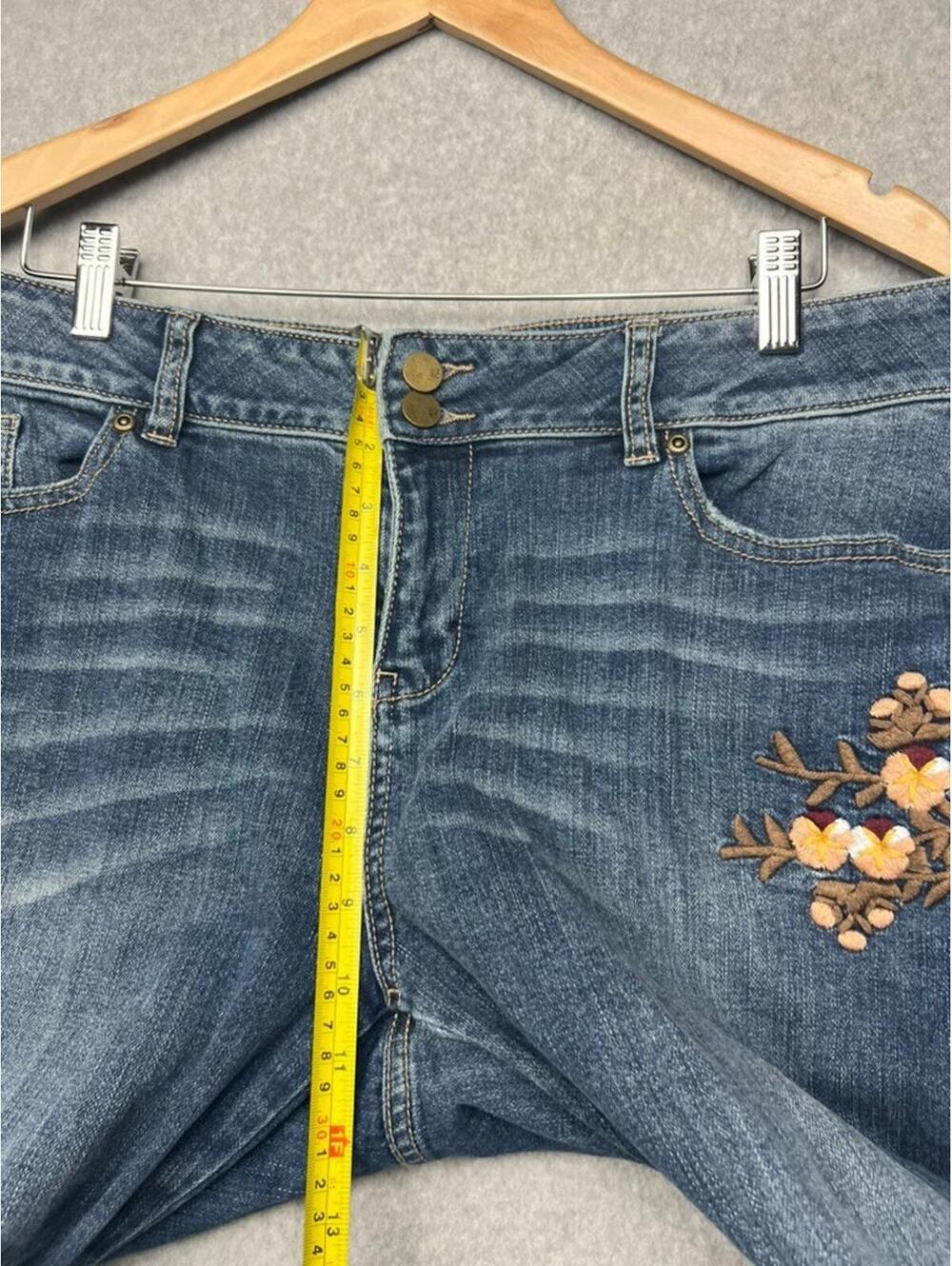 Soho Jeans Size 12 Womens Denim Embroidered Distressed Curvy Boyfriend Boho - Picture 5 of 9